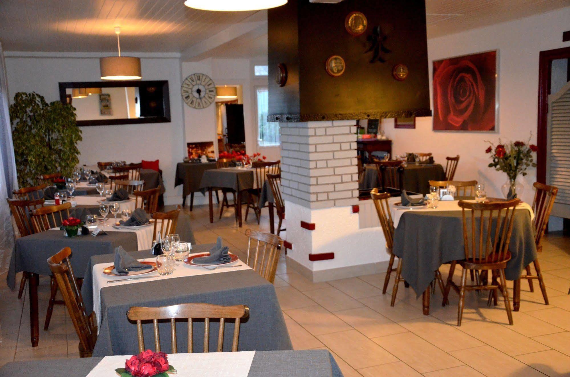 Hotel Le Week-End Plouider Bagian luar foto